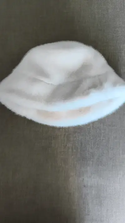 Sombrero de felpa blanco para invierno - miniatura 1