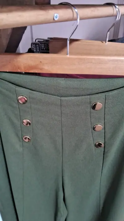 Pantalones  de mujer con botones dorados - miniatura 1