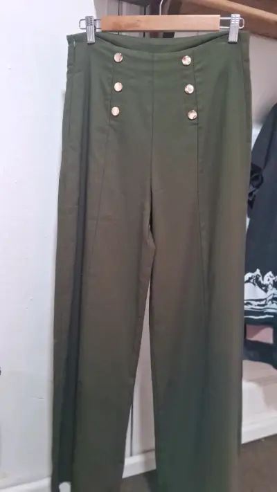 Pantalones  de mujer con botones dorados - miniatura 2