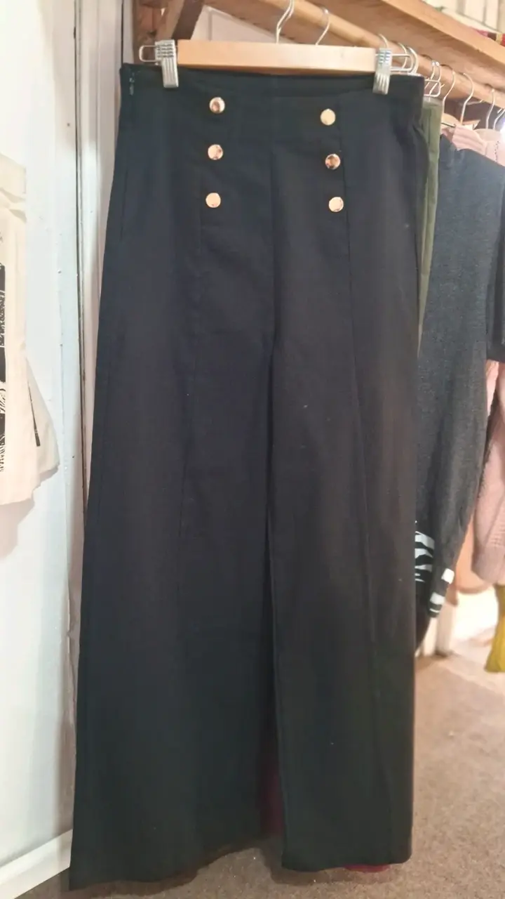 Pantalones  de mujer con botones dorados - 3