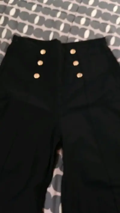 Pantalones  de mujer con botones dorados - miniatura 4