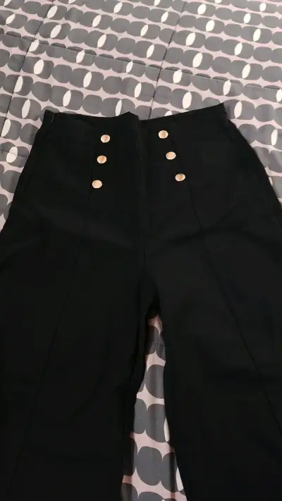 Pantalones  de mujer con botones dorados - miniatura 5