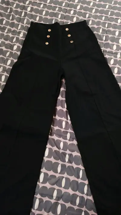 Pantalones  de mujer con botones dorados - miniatura 6
