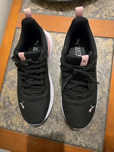 Zapatillas deportivas negras y rosadas Puma - miniatura 1