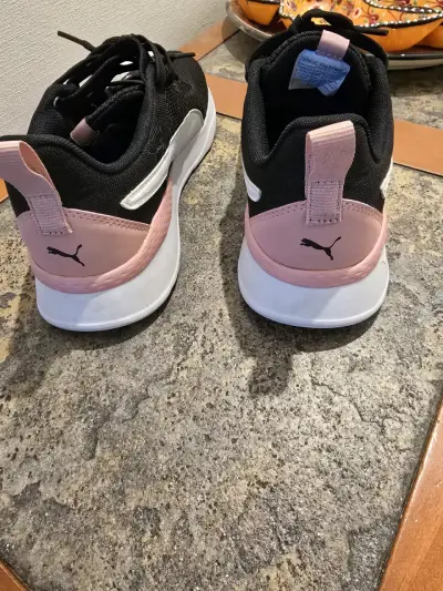 Zapatillas deportivas negras y rosadas Puma - miniatura 3
