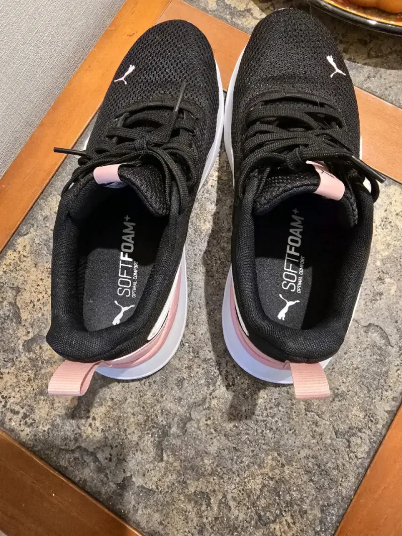 Zapatillas deportivas negras y rosadas Puma - 4