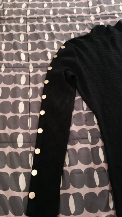 Vestido negro ajustado con botones decorativos - miniatura 1