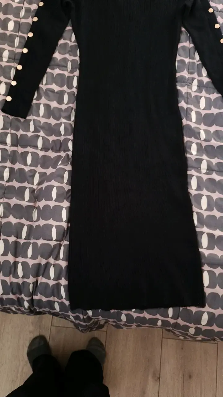 Vestido negro ajustado con botones decorativos - 2
