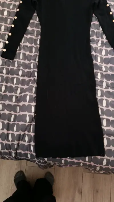 Vestido negro ajustado con botones decorativos - miniatura 2