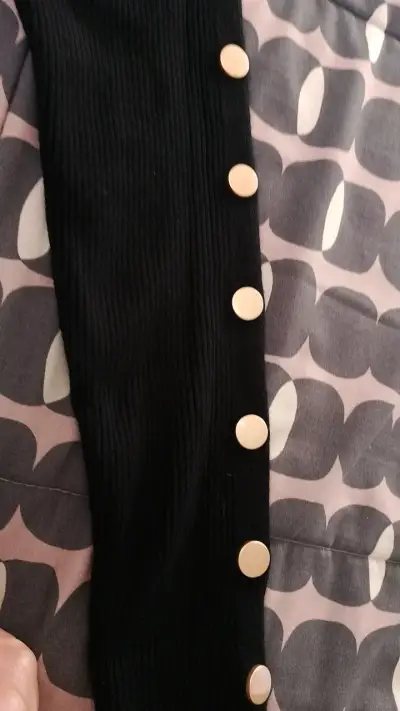 Vestido negro ajustado con botones decorativos - miniatura 3