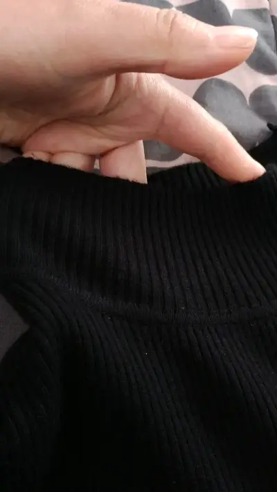 Vestido negro ajustado con botones decorativos - miniatura 4
