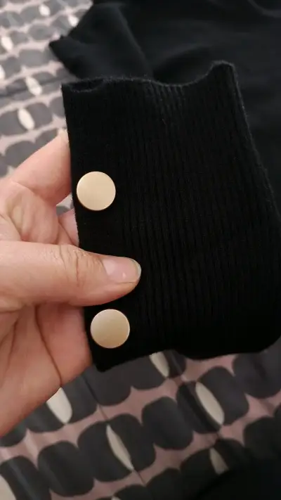 Vestido negro ajustado con botones decorativos - miniatura 5