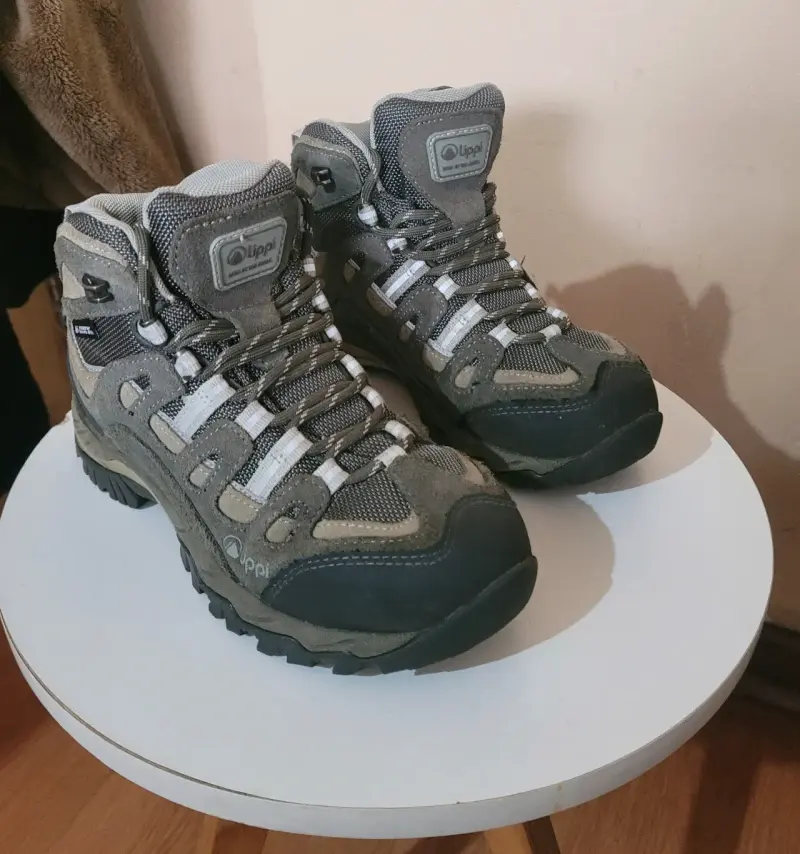 Botas de montaña Lippi gris para trekking