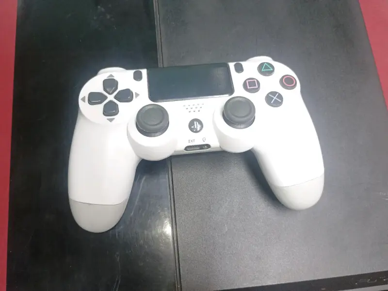 PS4 1 TERABYTE y juegos (uso menos de un mes) - 2