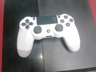 PS4 1 TERABYTE y juegos (uso menos de un mes) - miniatura 2