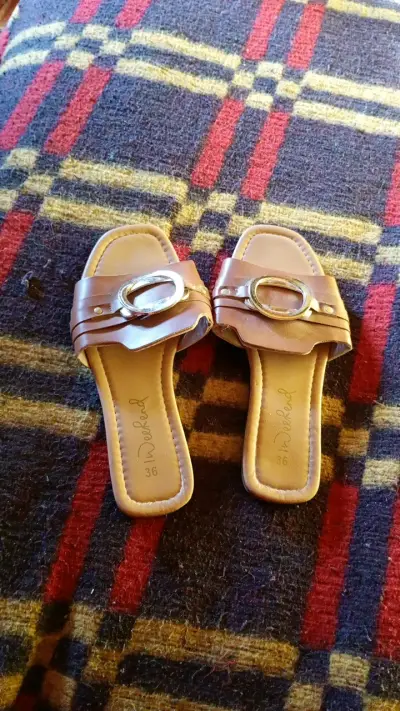Sandalias planas marrones con hebilla - miniatura 1