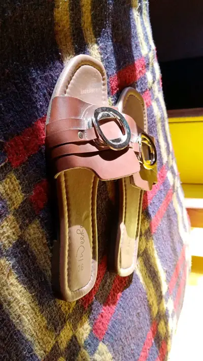 Sandalias planas marrones con hebilla - miniatura 2