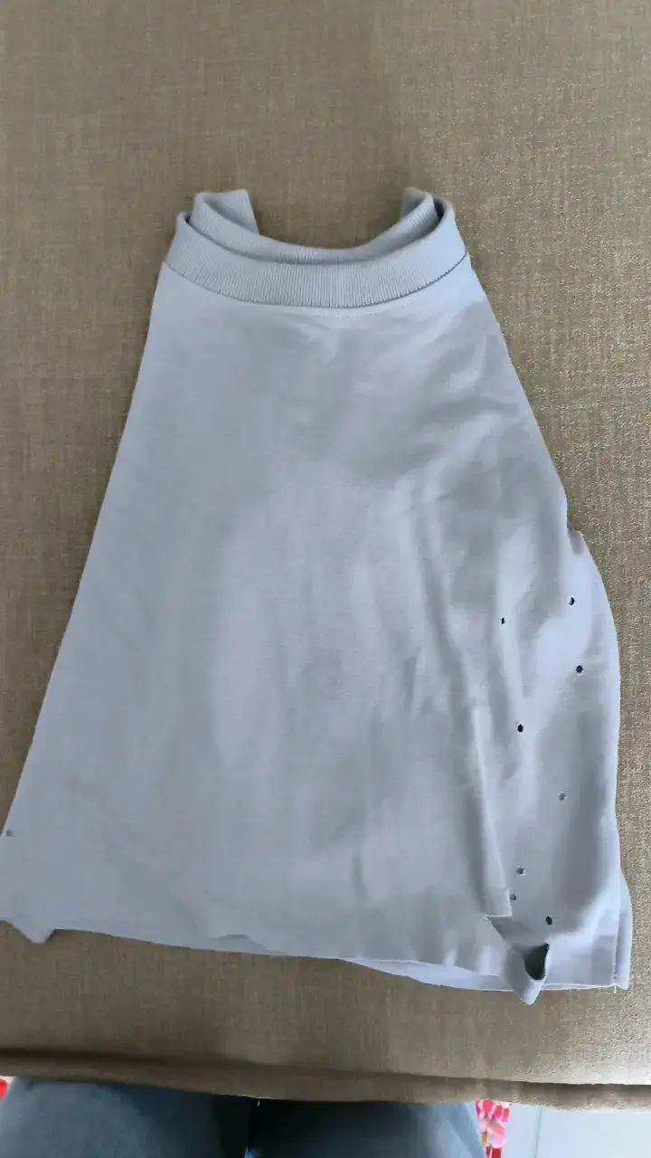 Polera gris con diseño de agujeros