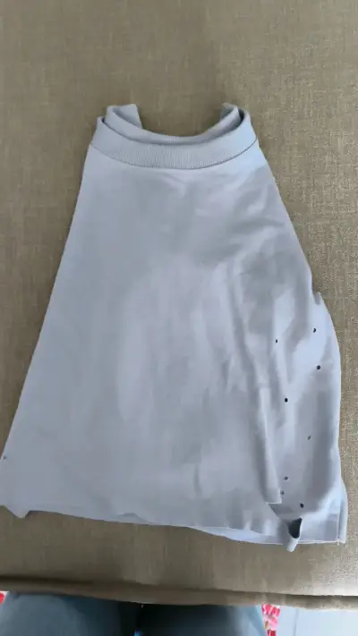 Polera gris con diseño de agujeros - miniatura 1