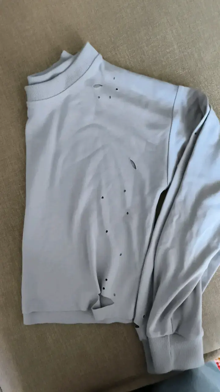 Polera gris con diseño de agujeros - 2