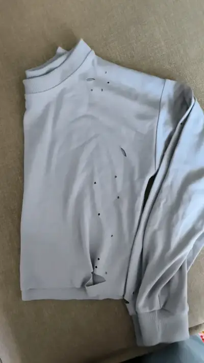 Polera gris con diseño de agujeros - miniatura 2