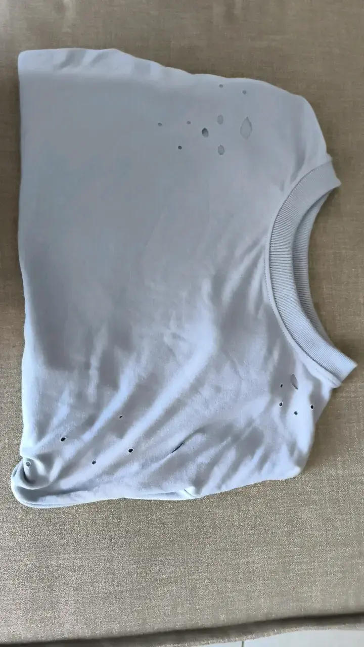 Polera gris con diseño de agujeros - 3