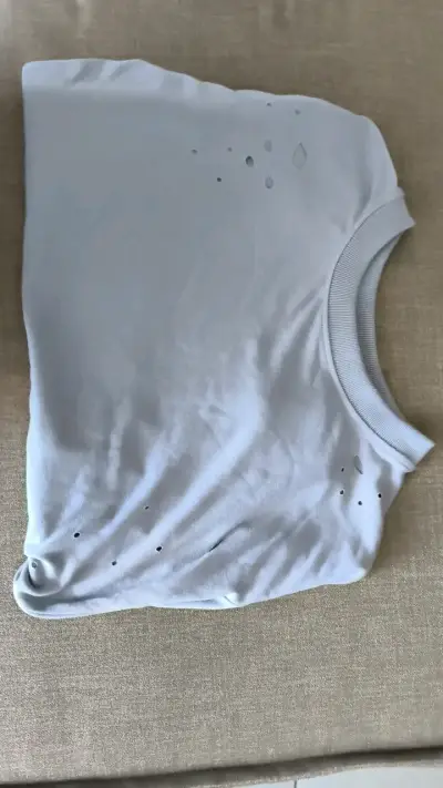 Polera gris con diseño de agujeros - miniatura 3