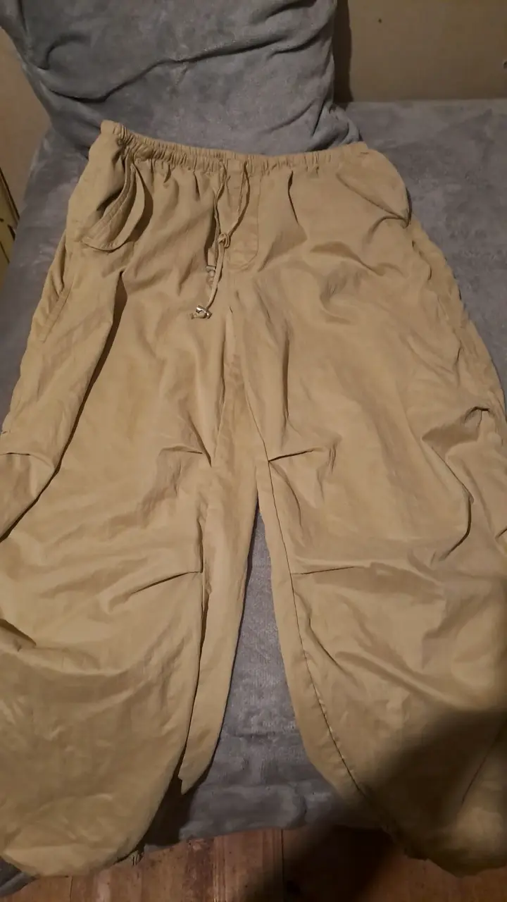 Pantalones cargo beige para hombre - 1