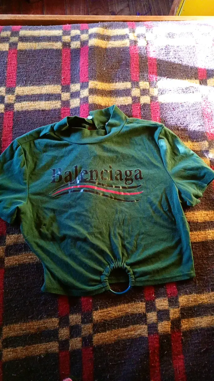 Polera verde con diseño Balenciaga