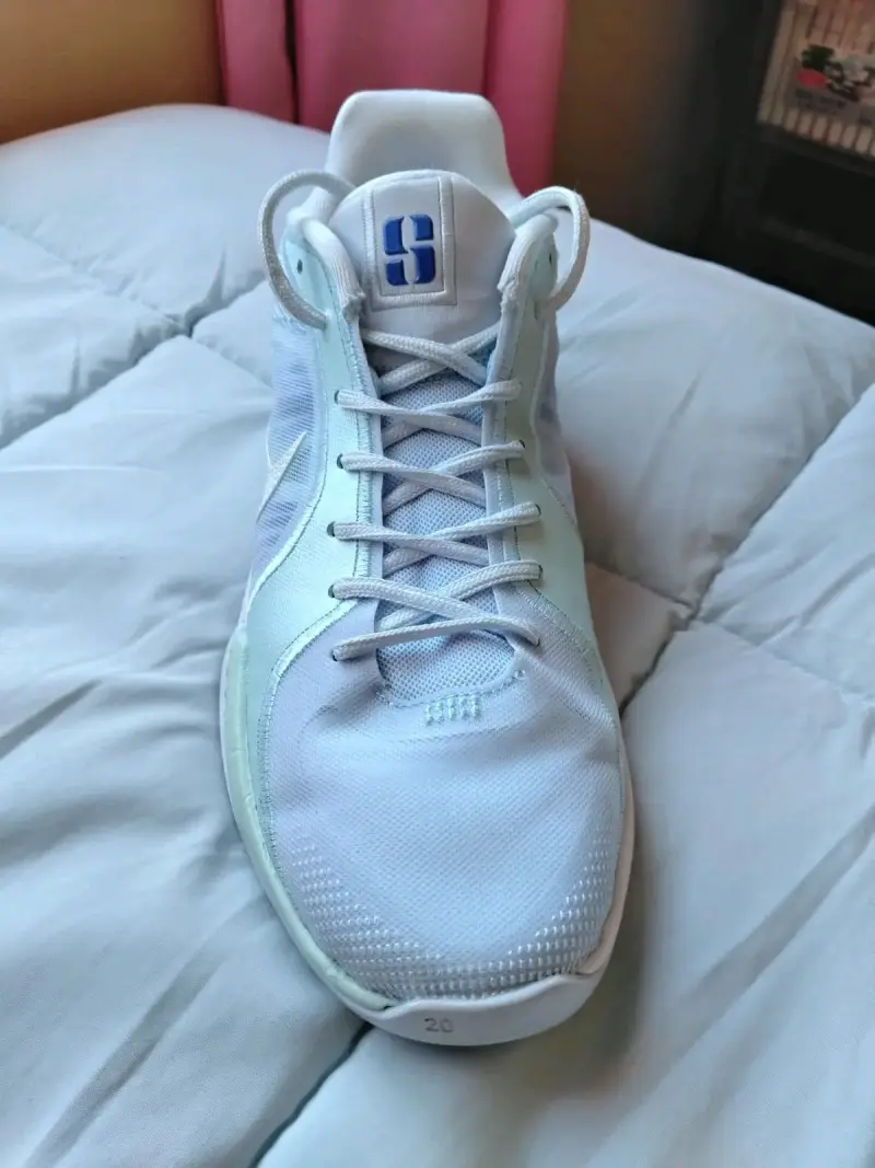 Zapatillas deportivas blancas con logo azul - 1
