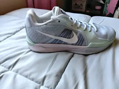 Zapatillas deportivas blancas con logo azul - miniatura 2
