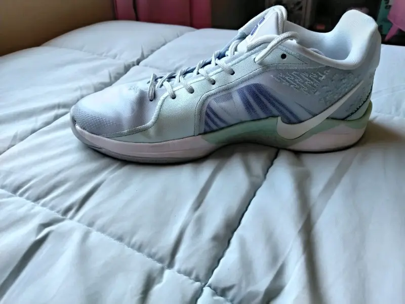 Zapatillas deportivas blancas con logo azul - 3