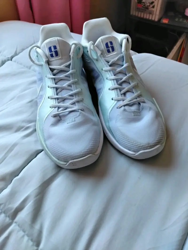 Zapatillas deportivas blancas con logo azul - 4