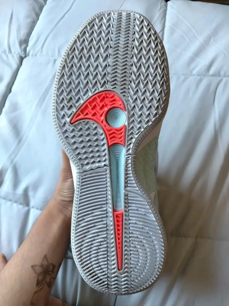 Zapatillas deportivas blancas con logo azul - 6