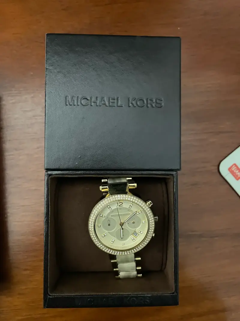 Reloj Michael Kors dorado con cristales - 2