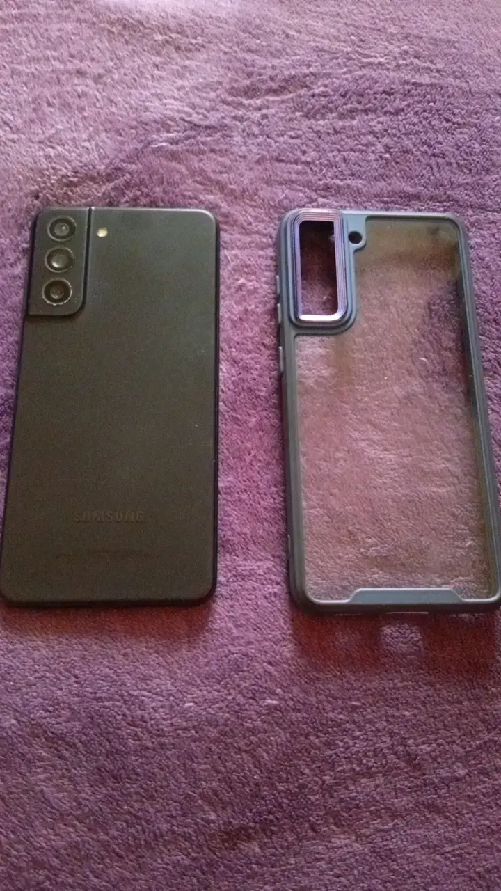 Samsung Galaxy S21 con funda protectora - 1