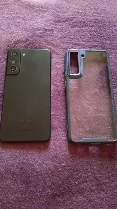 Samsung Galaxy S21 con funda protectora - miniatura 1