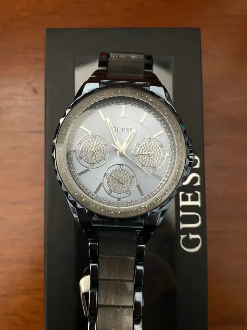 Reloj Guess para hombre con diseño elegante - 1