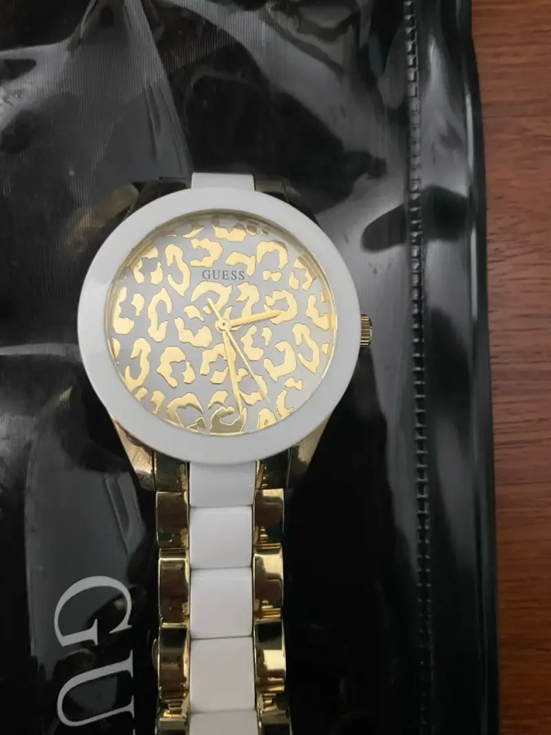 Reloj Guess dorado con diseño animal print - 1
