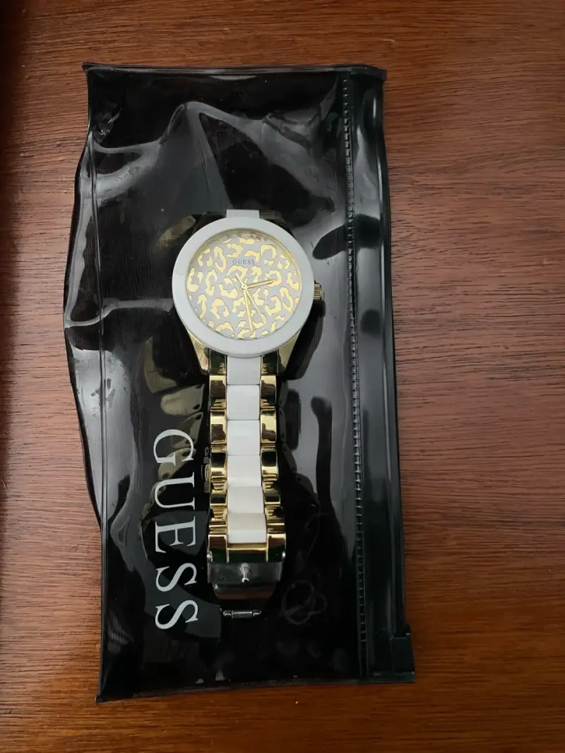 Reloj Guess dorado con diseño animal print - 2