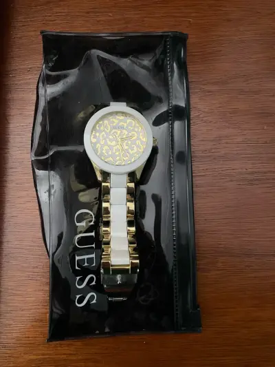 Reloj Guess dorado con diseño animal print - miniatura 2