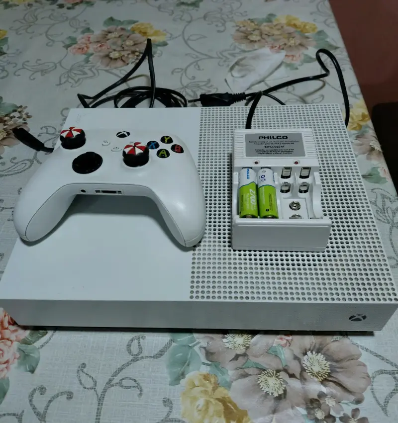 Consola Xbox One S con control y cargador de pilas