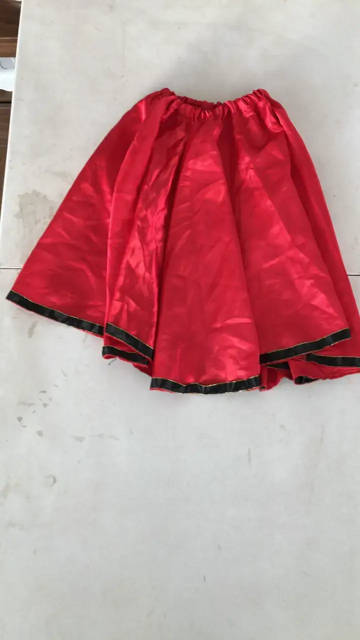 Falda roja de satén