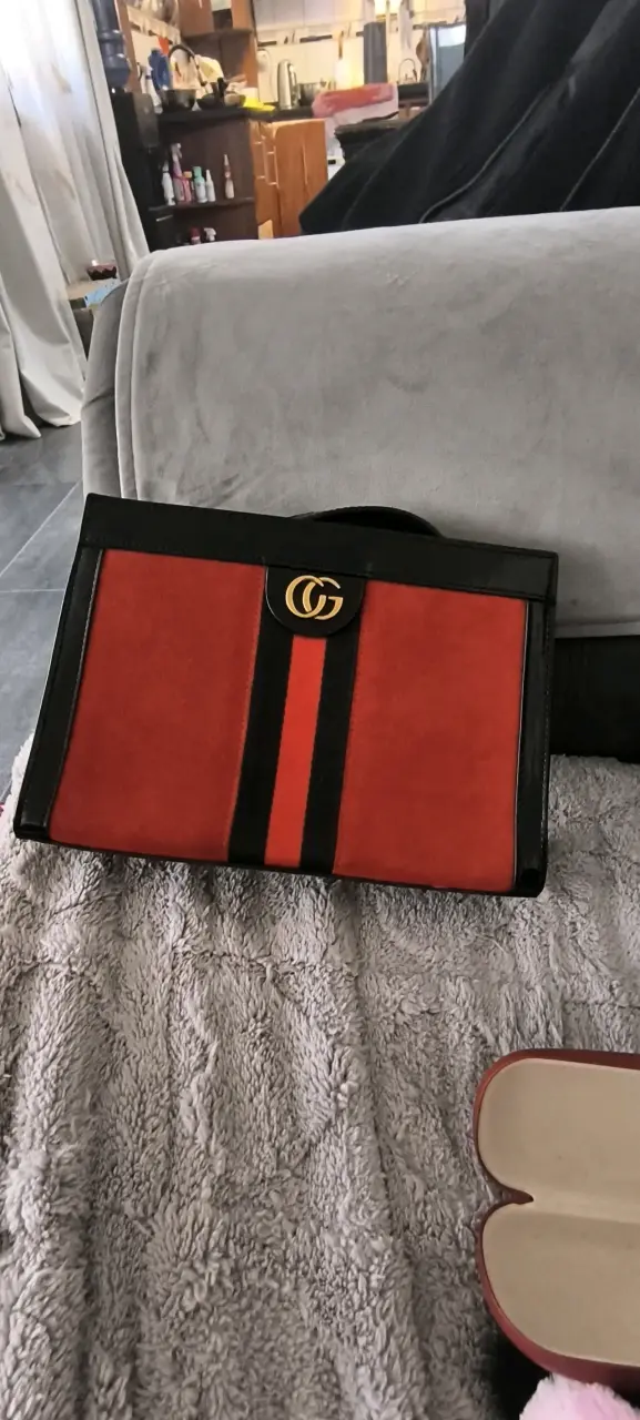 Cartera de cuero  roja y negra con cadena dorada - 3