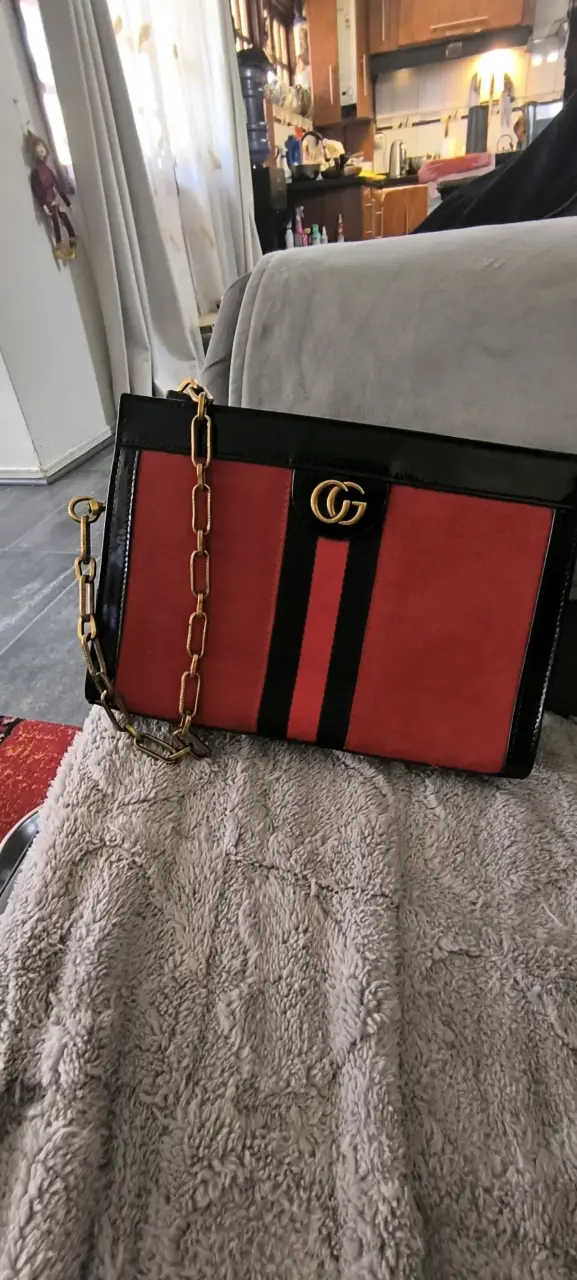 Cartera de cuero  roja y negra con cadena dorada - 4