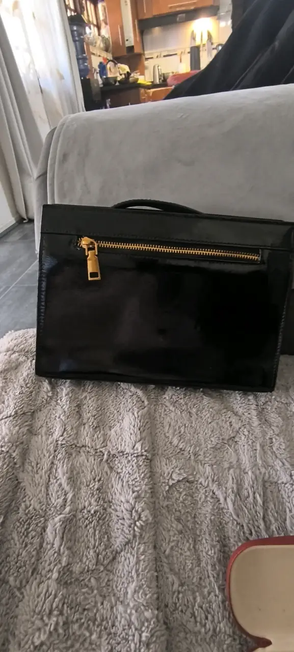 Cartera de cuero  roja y negra con cadena dorada - 5
