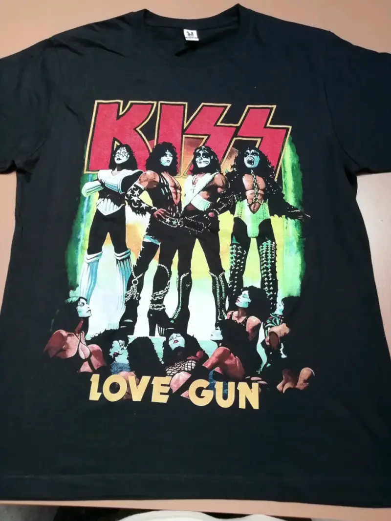 Polera negra Kiss Love Gun con diseño vintage - 1