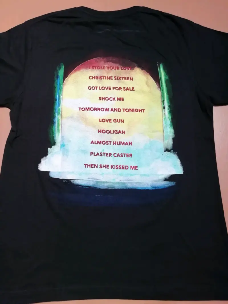 Polera negra Kiss Love Gun con diseño vintage - 2
