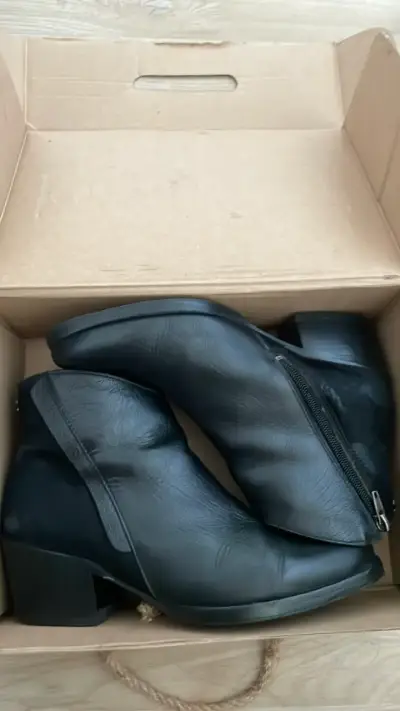 Botines de cuero negro con cierre lateral - miniatura 1