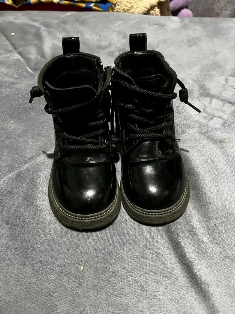 Botas negras de charol para niña
